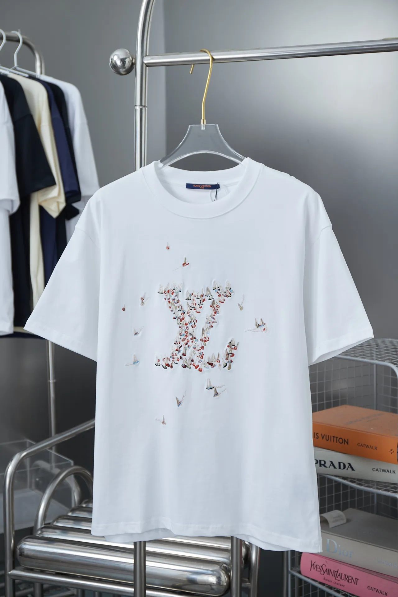 🅿️180 1V 25SS new style in early spring Colorful embroidered sailboat Lv letter short sleeve Light luxury essential item for daily commuting for men and women Correct version Welcome to compare Detailed features · 320g 100% pure cotton double yarn jersey fabric · Custom dyed in the same vat with special thickening 32 pieces of double-strand 1X1 thread · The front panel uses multi-needle embroidery technology to embroider the colorful sailboat pattern Lv letter graphics · Back panel ghost back design + sailboat pattern + letter logo embroidery · Double-needle cross-stitching process · Original main mark, washed tag, branded moisture-proof paper packaging Color: black/white Size: S/M/L/XL